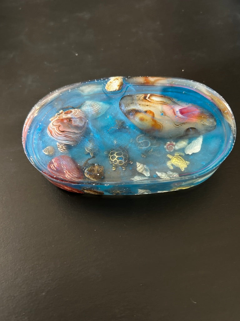 Ocean Agate & Sea Turtle Oval Resin Paperweight – Miniature World 3x5x1 inch with banded agates and gold sea turtles in ocean blue resin