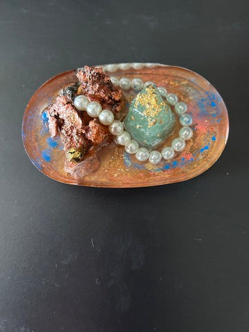 Raw Copper, Jade & Pearl Ring Oval Resin Paperweight – Miniature World horizontal 5x3x1 inch with raw copper mineral and jade in pearl ring