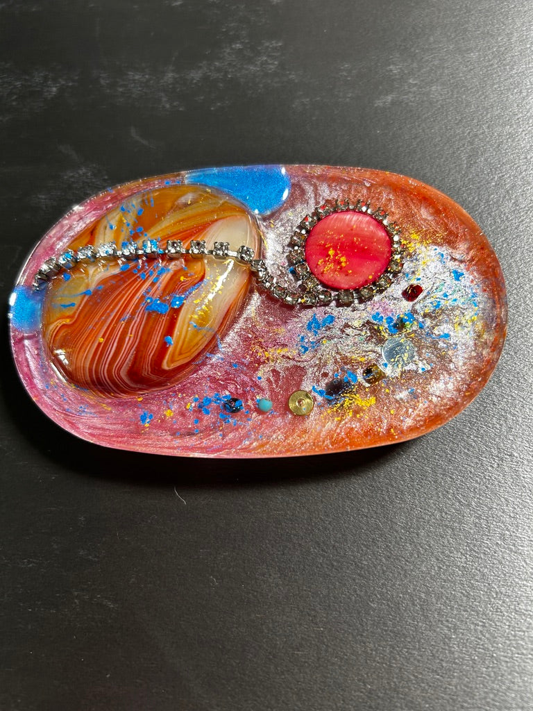 Banded Agate Sun, Diamond Rays & Starburst Oval Resin Paperweight – Miniature World with banded agate sun and rhinestone starburst in solar corona resin
